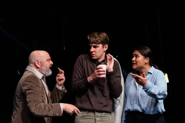 vlnr: Matthias Hecht, Maximilian Wex und Bernadette E. Schlottbohm wirken etwas ratlos angesichts des Knochenfunds | Foto: Arthur Bauer