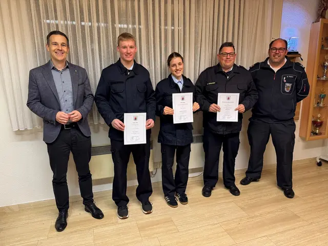 Bürgermeister Christian Burkhart, Wehrleiter Bernd Pietsch (rechts), Wehrführer Markus Schlinck (2.v.r.), Christian Hammer (2.v.l.) und Paulina Martin (Mitte) | Foto: vgv