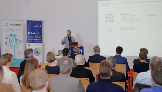Zum Thema "Dekarbonisierung der Industrie: Mit KI-basierter Software die Klimatransformation steuern" referierte Dr. Markus Bohlayer, einer der Gründer von "Path to Zero GmbH", bei einer Brennpunkt-Veranstaltung von fokus.energie in Karlsruhe | Foto: fokus.energie