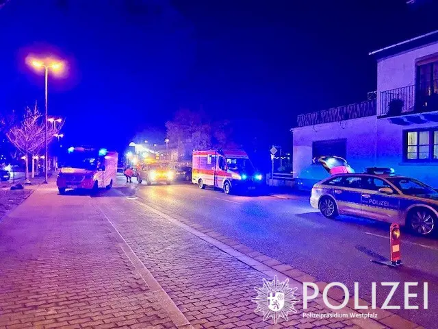 Jede Menge Blaulicht an der Unfallstelle | Foto: Polizeipräsidium Westpfalz