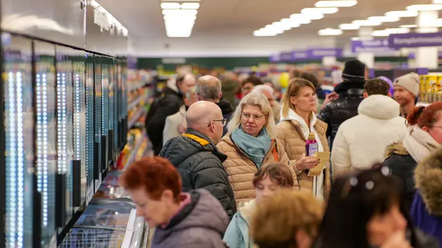 Großer Andrang im Tante-Enso-Markt im Landstuhler Stadtteil Atzel am Eröffnungstag. Der personallose Markt könnte durch neue Landespläne künftig in seinen Öffnungszeiten eingeschränkt werden. | Foto: Erik Stegner