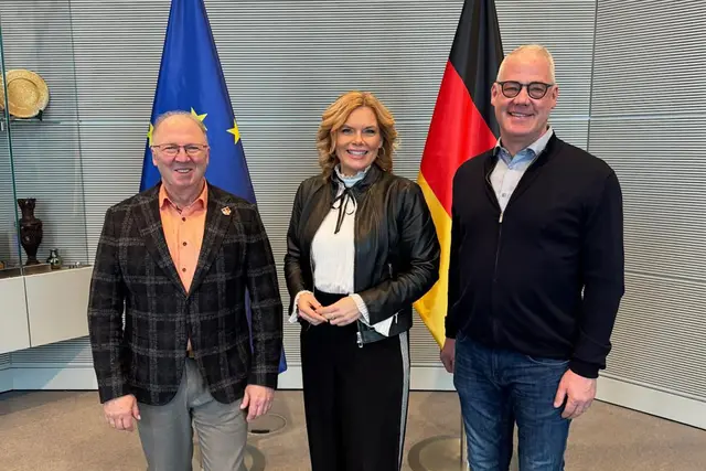 Gespräch im Deutschen Bundestag in Berlin: Ralf Hechler (rechts) und der Baumholderer VG-Bürgermeister Bernd Alsfasser trafen Bundestagspräsidentin Julia Klöckner zu einem Austausch über die Bedeutung der Garnisonsstandorte Ramstein und Baumholder. | Foto: Hechler