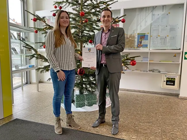 Bürgermeister Christian Burkhart und Isabel Frank bei der Übergabe der Ernennungsurkunde | Foto: vgv