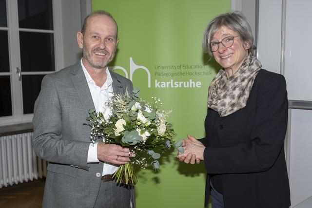 Götz Schwab (l.) zum Rektor der PHKA gewählt: Birgit Neuer, stellvertretende Vorsitzende des PHKA-Hochschulrats, gratuliert zur Wahl.
 | Foto: Gustavo Alàbiso/PHKA
