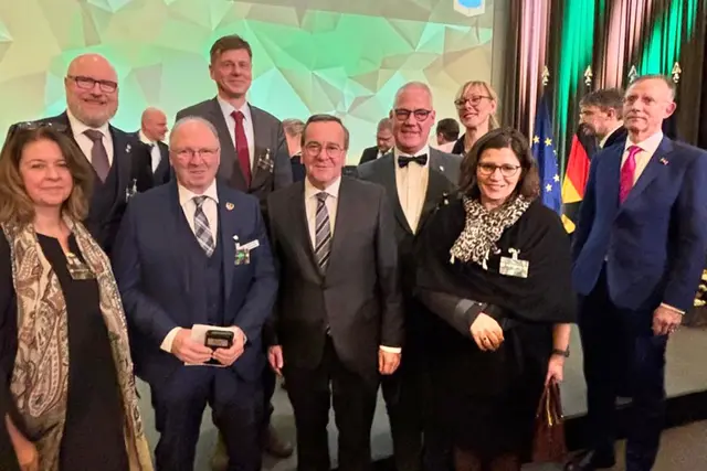 Ralf Hechler (vorne, Zweiter von links) bei der Verleihung des „Preises Bundeswehr und Gesellschaft“ in Berlin mit Bundesverteidigungsminister Boris Pistorius (vorne, Mitte). Die Auszeichnung würdigt besonderes Engagement an der Schnittstelle zwischen Bundeswehr und Zivilgesellschaft. | Foto: Hechler