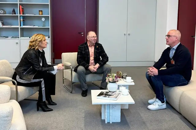 Gespräch im Deutschen Bundestag: Bundestagspräsidentin Julia Klöckner im Austausch mit dem Baumholderer VG-Bürgermeister Bernd Alsfasser (Mitte) und Ralf Hechler, Bürgermeister der Stadt und Verbandsgemeinde Ramstein-Miesenbach. | Foto: Hechler