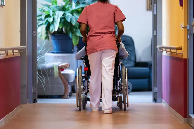 Pflegeheim zu teuer? Steigende Pflegeheimkosten müssen nicht zum Auszug führen – staatliche Hilfen wie Hilfe zur Pflege, Wohngeld oder Pflegewohngeld können die Finanzierung sichern | Foto: Marijan Murat/dpa/dpa-mag