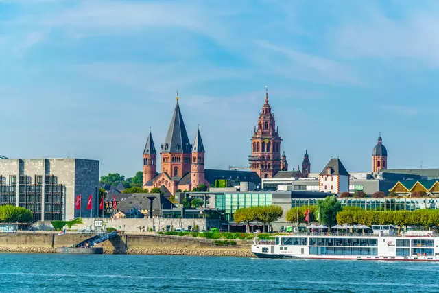 Blick vom Rhein auf die Landeshauptstadt Mainz | Foto: dudlajzov/stock.adobe.com