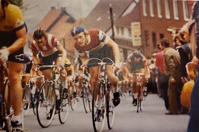 Eine der Schlüsselszenen der Deutschen Straßenmeisterschaft 1976 in Bad Lauterberg: Das Fahrerfeld kämpft sich den berüchtigten Anstieg am Andreasberg hinauf. | Foto: Rudi Birkmeyer