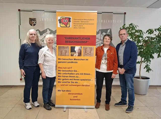 Petra Preis aus Fockenberg-Limbach (Dritte von links) wurde als neue Mentorin des Ehrenamtlichen Besuchsdienstes in der Verbandsgemeinde Weilerbach offiziell von dem Beigeordneten Peter Schmidt (rechts) begrüßt. Liane Kampmann von der Leitstelle Älterwerden (von links) und Mentorin Elisabeth Fini freuen sich über den Zuwachs
 | Foto: Kreisverwaltung Kaiserslautern/gratis