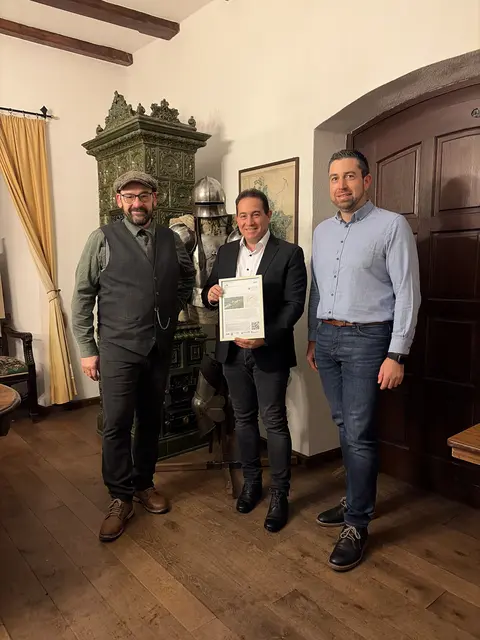 SGD Süd-Präsident Hannes Kopf (Mitte) überreicht Burgvogt Andreas Rauch (l.) und Verbandsbürgermeister Christoph Schneider (rechts) den KuLaDig-Beitrag zu Burg Lichtenberg
 | Foto: SGD Süd