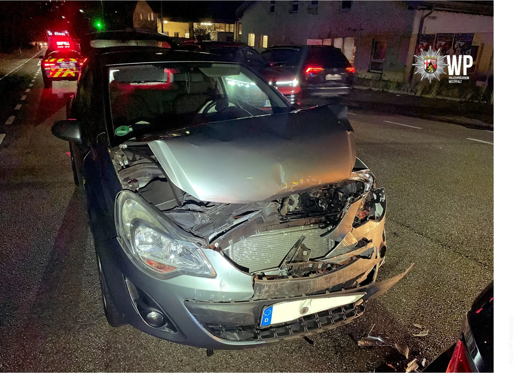 zu-wenig-abstand-auffahrunfall-mit-zwei-verletzten-und-hohem-sachschaden