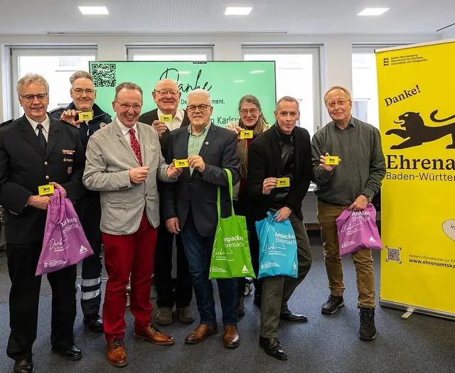 Erste Ehrenamtskarteninhaber: (v.l.): Ulrich Volz (Stadtfeuerwehrverband Karlsruhe), Marco Morasch, (Bevölkerungsschutz), Bürgermeister Dr. Albert Käuflein, Stefan Heidland, (Vereins der Schwerhörigen und Spätertaubten Karlsruhe), Herbert Müller (Arbeitsgemeinschaft Karlsruher Bürgervereine), Dr. Charlotte Kämpf (Schwarzwaldverein Karlsruhe e. V.), Tino Besekow (Sozialverband VDK Karlsruhe), Jürgen Raphael (Missionswerk Karlsruhe) 
 | Foto: Stadt Karlsruhe, Monika Müller-Gmelin
