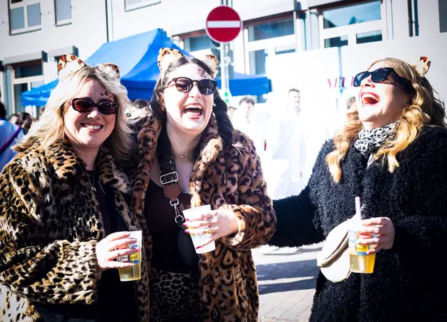 Die Laune bei der Straßenfastnacht auf dem Schillerplatz in Schifferstadt wird auch 2026 wieder gut sein | Foto: Cornelia Bauer