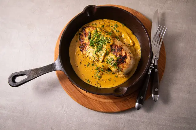 Fruchtig-herbes Rezept: Das Sanddornhähnchen bringt eine Spezialität aus Mecklenburg-Vorpommern auf den Teller – einfach mariniert und gegrillt oder gebraten | Foto: Christin Klose/dpa-mag