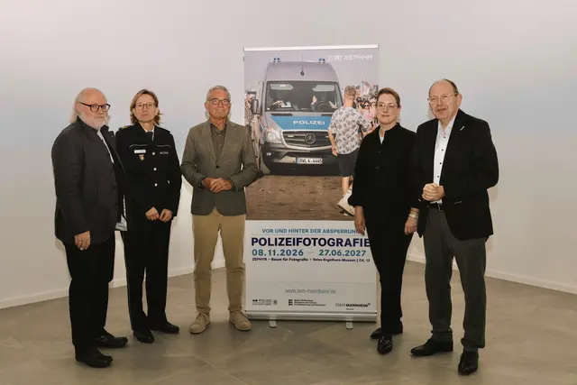 Präsentieren erstmals das Plakatmotiv zur kommenden Sonderausstellung „POLIZEIFOTOGRAFIE – Vor und hinter der Absperrung“: v.l.n.r. Prof. Dr. Wilfried Rosendahl (Generaldirektor der Reiss-Engelhorn-Museen), Polizeipräsidentin Ulrike Schäfer (Polizeipräsidium Mannheim), Thomas Strobl (Stellvertretender Ministerpräsident und Innenminister Baden-Württembergs), Stephanie Herrmann (Leiterin der Galerie ZEPHYR – Raum für Fotografie und Kuratorin der Ausstellung) und Christian Specht (Oberbürgermeister der Stadt Mannheim)  | Foto: rem / Maria Schumann 