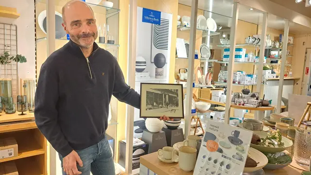 Pallmann in Kaiserslautern schließt: Inhaber Matthias Pallmann-Heger zeigt ein Foto, das das Gebäude Ende der 1960er Jahre abbildet | Foto: Monika Klein