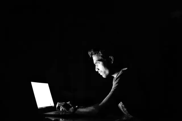 Die persönlichen Daten, Paypal-Accounts, abgespeicherte Ausweisdokumente und wichtige Passwörter lassen sich im Dark Net verkaufen. | Foto: Robinraj Premchand/Paypal.com