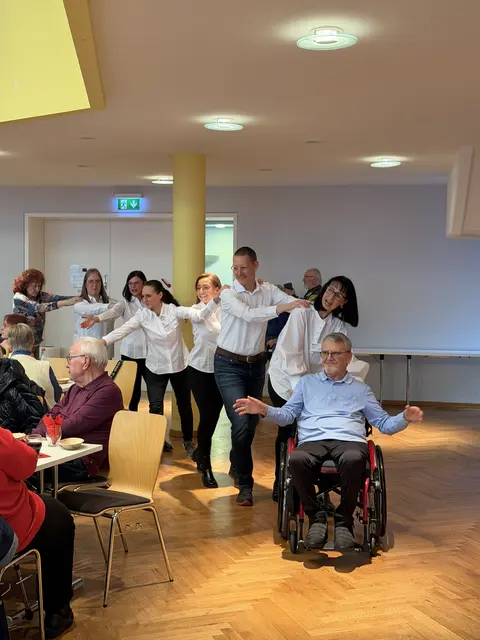 Gesang, Schunkeln, Tanzen und eine Polonäse gehörten zum Pfälzer Nachmittag der Bau AG | Foto: Bau AG/gratis