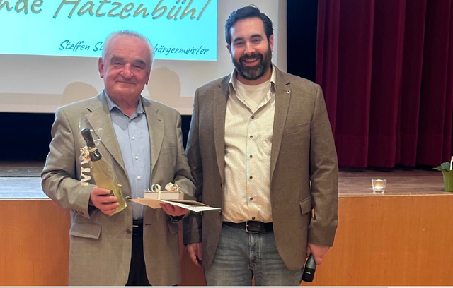 Ehrenmedaille der Ortsgemeinde Hatzenbühl an Helmut Metz (links) | Foto: Rebecca Großardt/frei