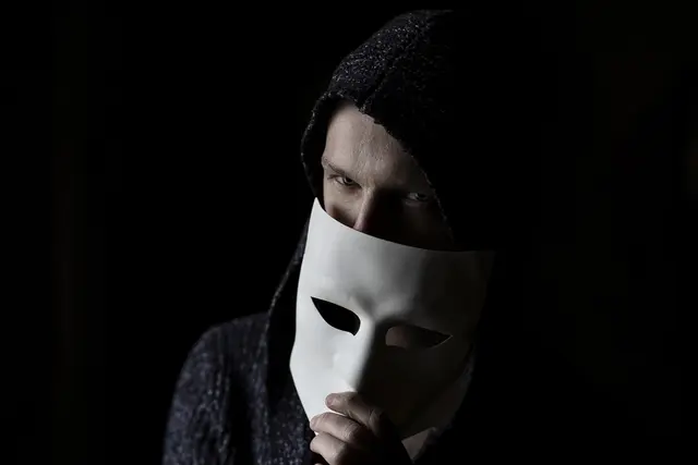 Hat der Täter unter manipulierter Rufnummer mit der Vorwahl 0044 angerufen, ist er schwierig ausfindig zu machen. Er kann für seine Zwecke immer wieder neue Rufnummern manipulieren.  | Foto: Sam Williams/Pixabay.com