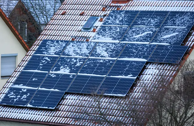 Nach Schnee und Sturm lohnt ein gründlicher Blick aufs Dach, die Fassade, Fenster und Wasserleitungen – so lassen sich Schäden frühzeitig erkennen und beheben | Foto: Jan Woitas/dpa/dpa-mag