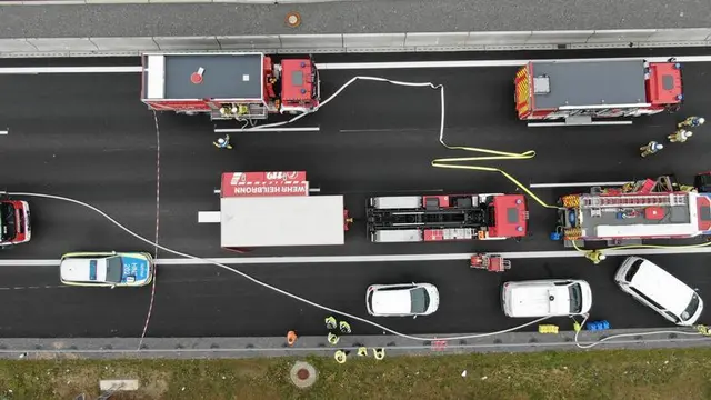 Nach einem tödlichen Unfall auf de Autobahn A6 bei Biberach zeigt die Luftaufnahme ein geordnetes Aufstellen von Fahrzeugen im Bereich der Unfallstelle. Das taktische Aufstellen von Einsatzfahrzeugen bei der Anfahrt hat eine hohe Priorität in der Erstphase. Es müssen Wege freigehalten werden, um löschen, retten und ermitteln zu können. Auch der spätere Abtransport von Verletzten muss dabei bedacht werden. Luftaufnahmen gehören zu den polizeilichen Standardmaßnahmen bei schweren oder gar tödlichen 
Verkehrsunfällen. Sie werden mit Drohnen oder durch Polizeihubschrauber gefertigt und können Hinweise über den Unfallhergang liefern.

Ordnung ins Chaos bringen 
Ort: BAB 6, Km 629, Mannheim FR Nürnberg 
Datierung: 26.02.2021 
Urheber: Polizeipräsidium Heilbronn, Verkehrspolizeidirektion Weinsberg  | Foto: Polizei Baden-Württemberg