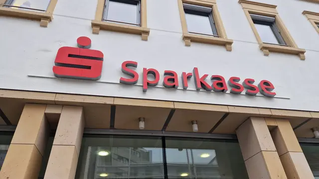 Nach derzeitigen Erkenntnissen hielt sich der Jugendliche im Automatenraum einer Sparkasse in der Straße „Am Altenhof“ auf, als er von einem bislang unbekannten Mann angesprochen wurde | Foto: Ralf Vester