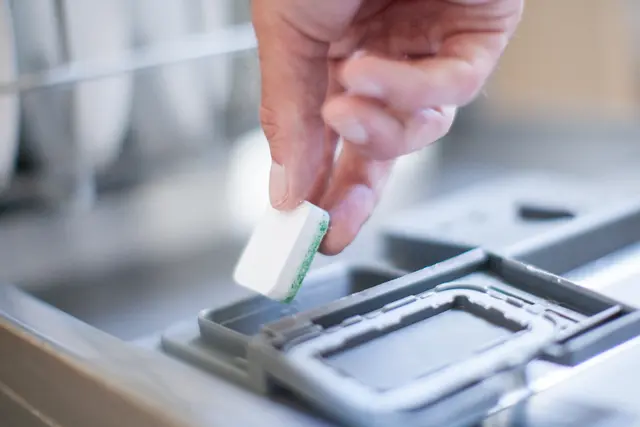 Tabs oder Pulver für die Spülmaschine? Tabs gibt es als Monotabs und Multitabs, die Klarspüler und Enthärter enthalten | Foto: Christin Klose/dpa-mag