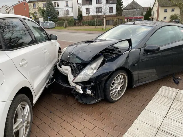 An der Einmündung Römerstraße/Mühlbergstraße kam es am Donnerstagmorgen zu einem Verkehrsunfall. Nach der Kollision wurde ein Audi auf den Gehweg geschleudert, der Toyota prallte anschließend noch gegen einen geparkten Volkswagen Polo. | Foto: Polizeiinspektion Zweibrücken