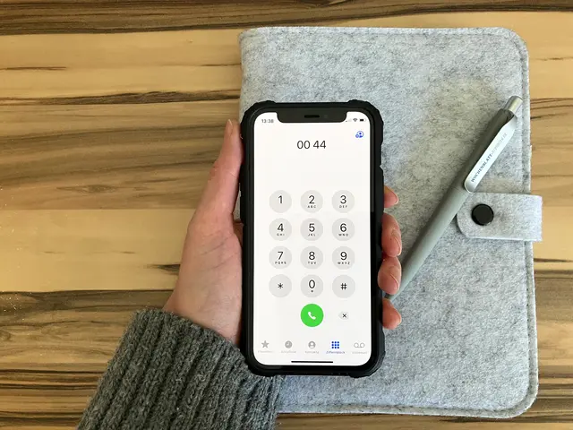 Bei der Ländervorwahl 0044 ist Vorsicht geboten, denn sie wird häufig für Betrugsmaschen genutzt, auch bei Whats-App-Nachrichten | Foto: Stephanie Walter