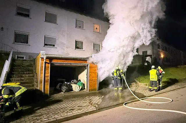 In der Garage brannten eingelagerte Gegenstände unter starker Rauchentwicklung | Foto: Kai Hegi/Feuerwehr Neunkirchen