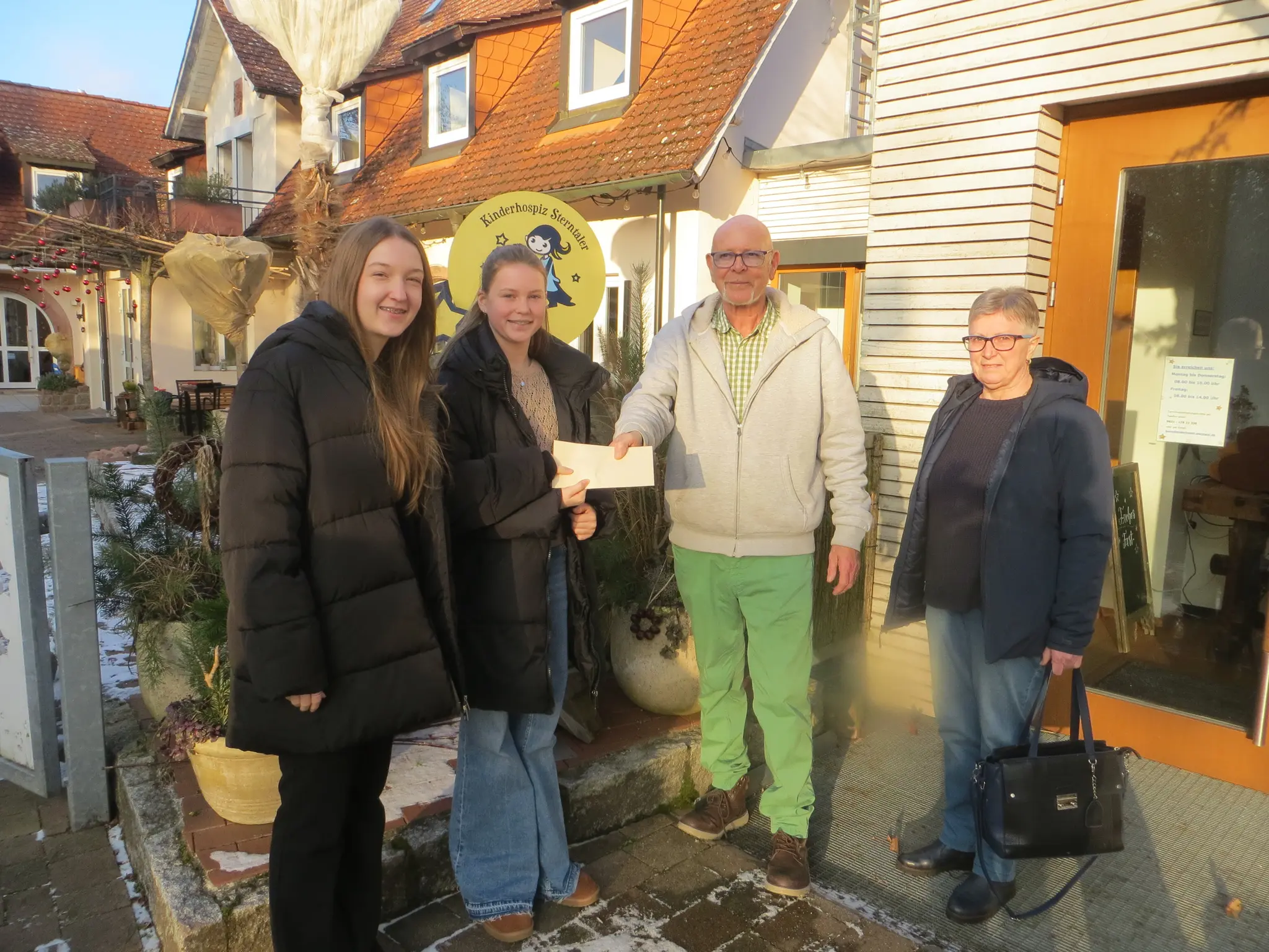 Hobbyk-nstler-Rheinhausen-bergeben-Spende-in-H-he-von-1-230-Euro-an-das-Kinderhospiz-Sterntaler