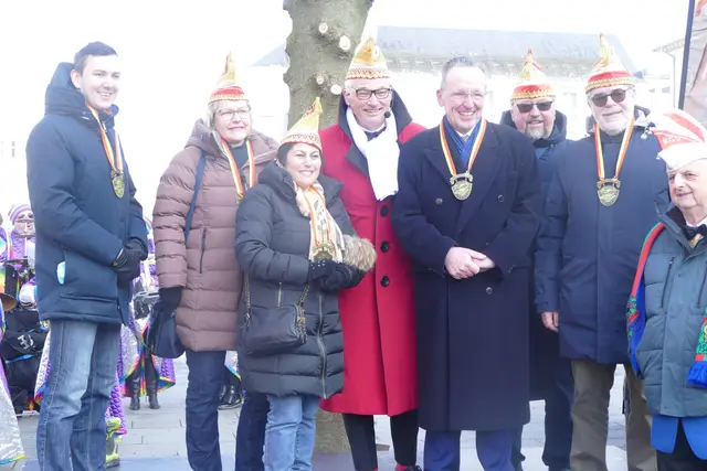 FKF-Präsident Michel Maier, Mitte, und Ehrensenatoren vor dem Narrenbaum 2025 | Foto: Jutta Hauswirth
