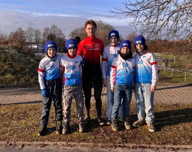 Josh Tietjen (rot) inmitten seiner neuen Vereinskameraden nach seinem DM-Lauf | Foto: |HSchäffer