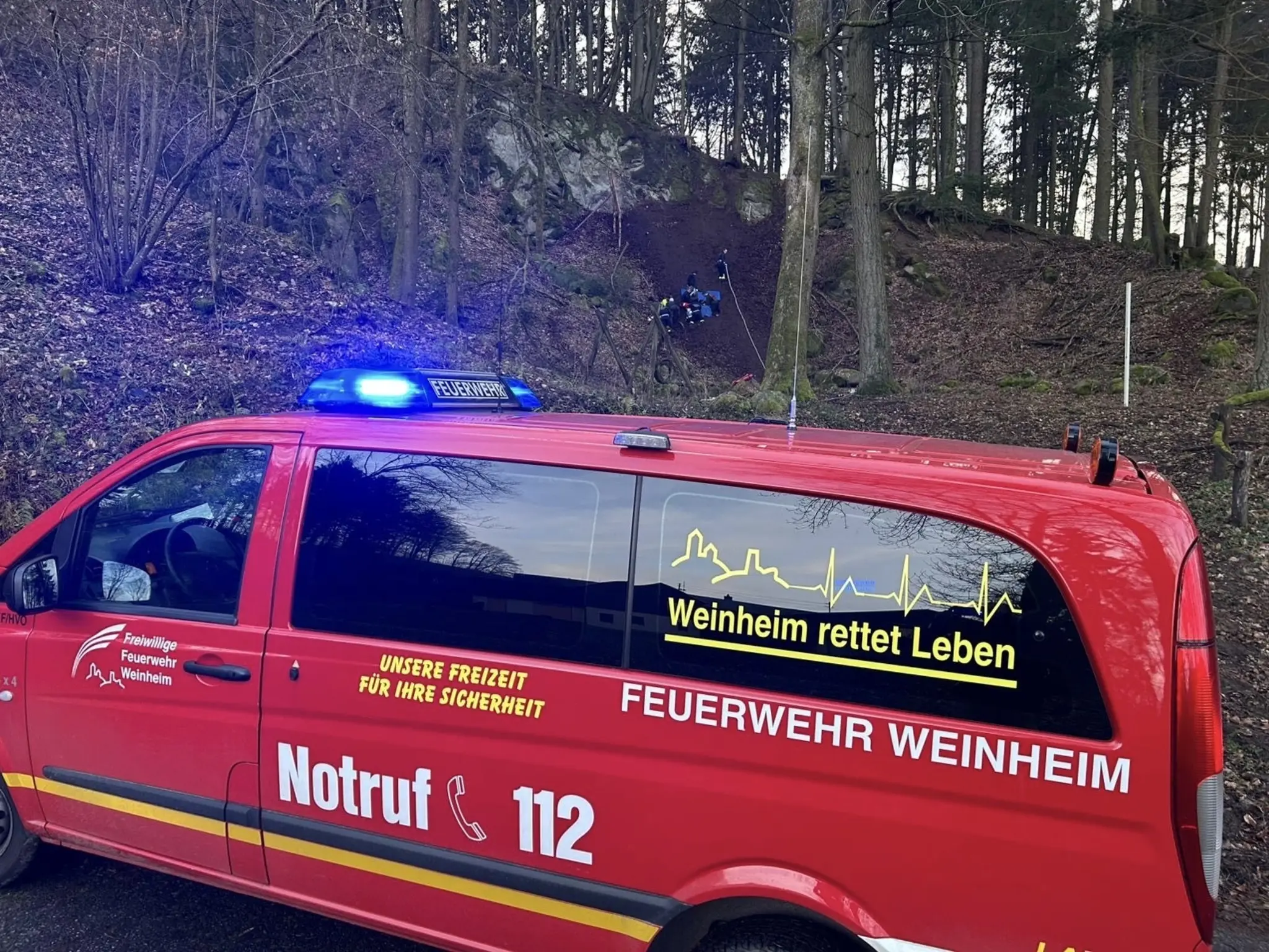 Fahrradunfall-im-Wald-Feuerwehr-rettet-Verletzten-aus-Steilhang