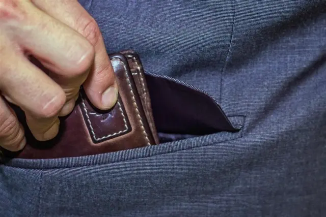 Der Senior bemerkte, dass sein Geldbeutel, den er in der Gesäßtasche getragen hatte, fehlte. | Foto: Polizei Rheinland-Pfalz
