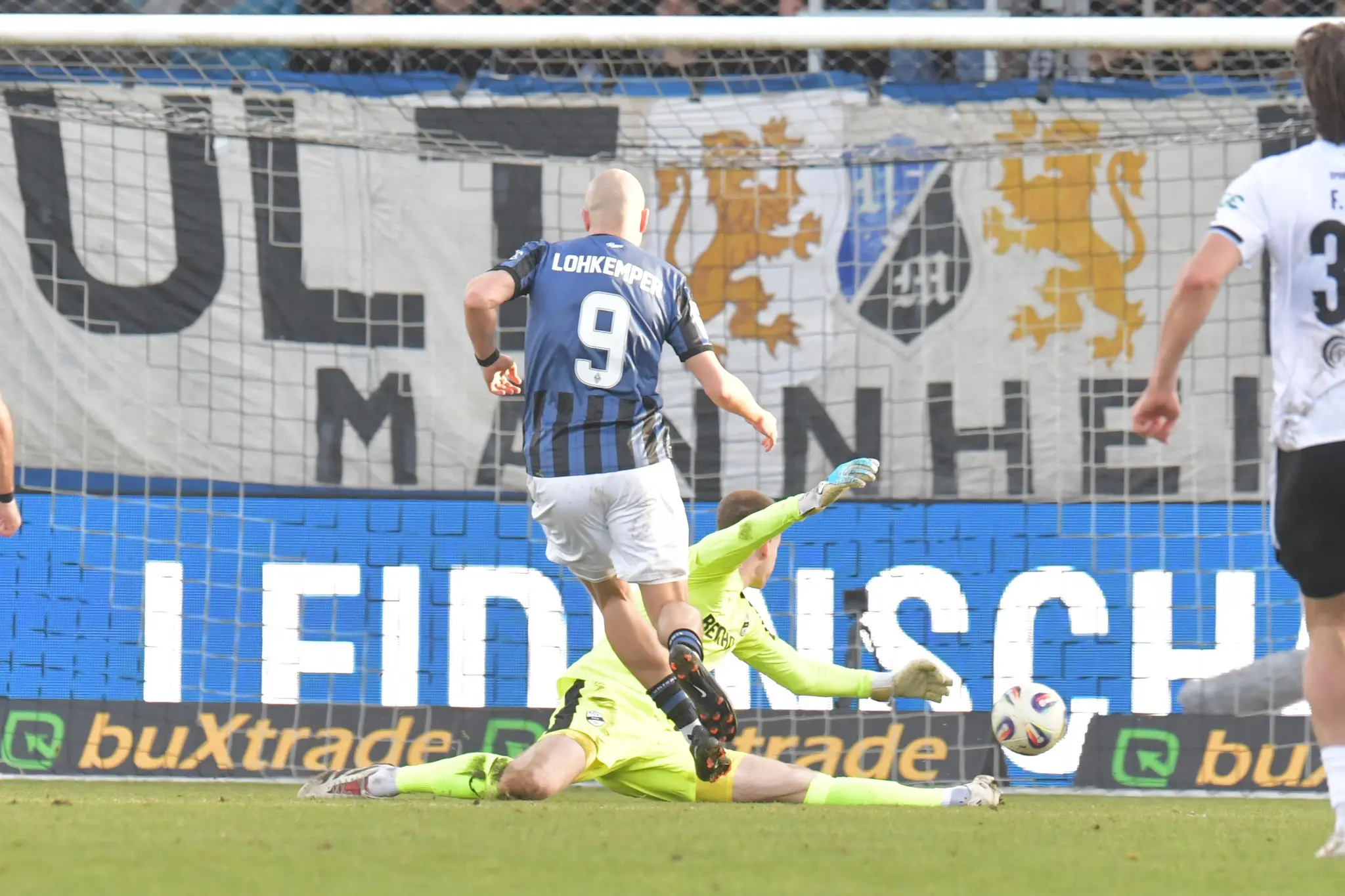 Waldhof-Mannheim-Herbe-Pleite-beim-neuen-Tabellenf-hrer-Gegen-Rostock-geht-s-auf-den-neuen-Rasen