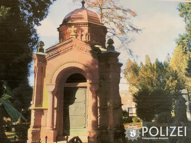 Bei der gestohlenen Tür handelt es sich um eine rund 125 Jahre alte Kupfertür mit einem Gewicht von etwa 500 bis 600 Kilogramm | Foto: Polizeipräsidium Westpfalz