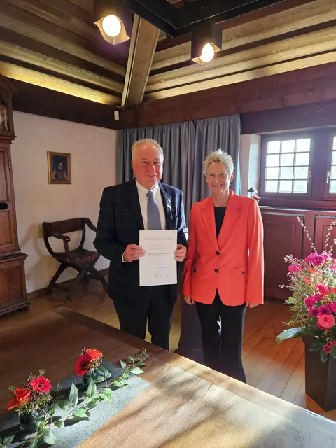 Oberbürgermeisterin Beate Kimmel überreichte Karl-Heinz Dielmann im Casimirschloss die Ehrennadel des Landes Rheinland-Pfalz für sein jahrzehntelanges Engagement  | Foto: Stadt Kaiserslautern/gratis