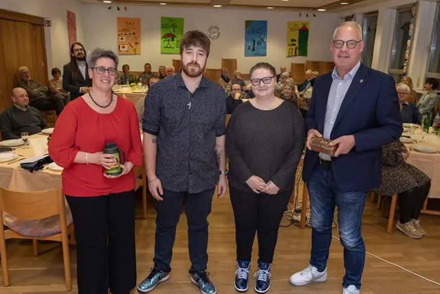 Eine stattliche Spende von rund 1.120 Euro überreichte Drehorgelspielerin Lisa Marie Braun (2.v.r.) an die Bürgerstiftung für das MGH. | Foto: Stefan Layes