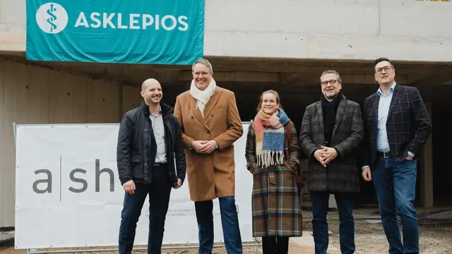 Geschäftsführer Frank Lambert, Ministerpräsident Alexander Schweitzer, Katharina Heil, Ministerialdirektorin im Ministerium für Wissenschaft und Gesundheit, Jürgen Schmitz und Christian Eichhorn. / | Foto: Bildrechte:Staatskanzlei RLPFotograf:Tobias Roth Fotograf
