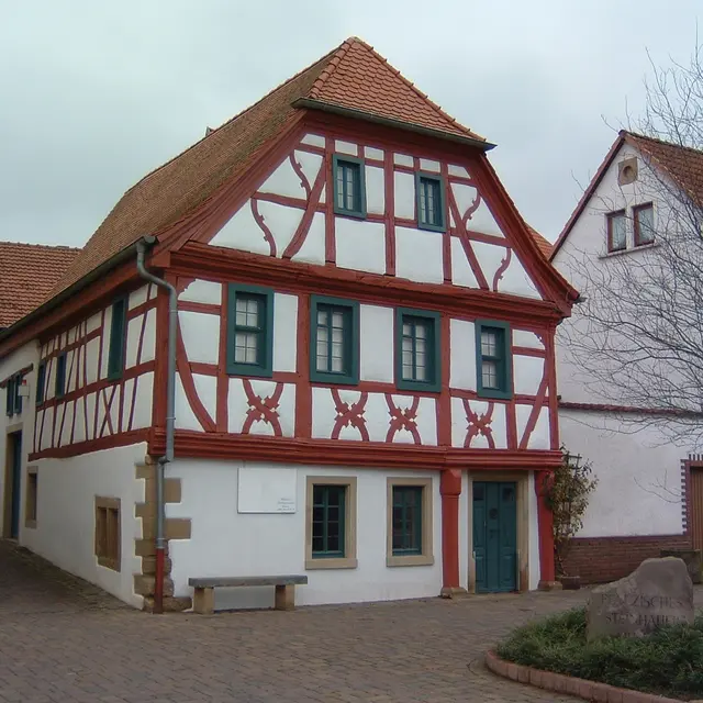 Pfälzisches Steinhauermuseum am Marktplatz in Alsenz  | Foto: Arno Mohr 