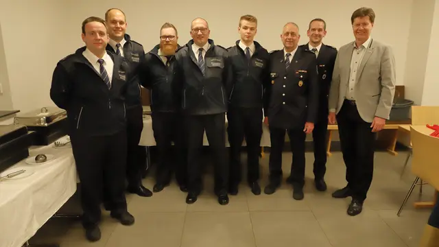 Beim Kameradschaftsabend der Feuerwehr Mehlbach: Stellvertretender Wehrführer Frederic Feurich, Wehrführer Kevin Graafland, Kevin Weber, Michael Schumacher, Laurin Berg, stellvertretender Wehrleiter Danny Schulz,
stellvertretender Wehrleiter Jörg Tremmel und Bürgermeister Harald Westrich | Foto: Feuerwehr VG OO/gratis