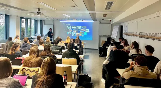 KI in der Lehre: Vorlesung von Eric Leddin und Prof. Dr. Sterzenbach an der Hochschule Worms.  | Foto: Prof. Dr. Sterzenbach