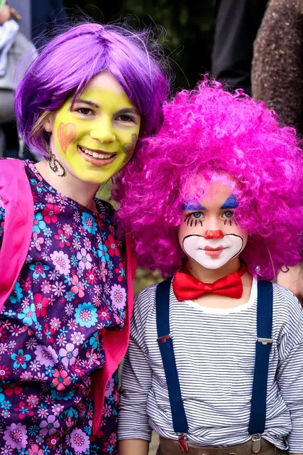 Fastnachtsumzug Neuhofen 2026: Auch das Publikum entlang der Zugstrecke darf sich gerne von seiner närrischsten Seite zeigen | Foto: Cornelia Bauer