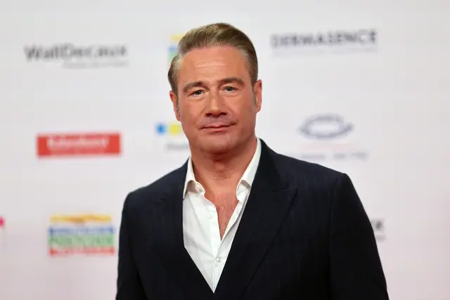 Sänger Sasha bringt sein Kind mangels Führerschein im Golfcart zur Schule  | Foto: Christian Charisius/dpa