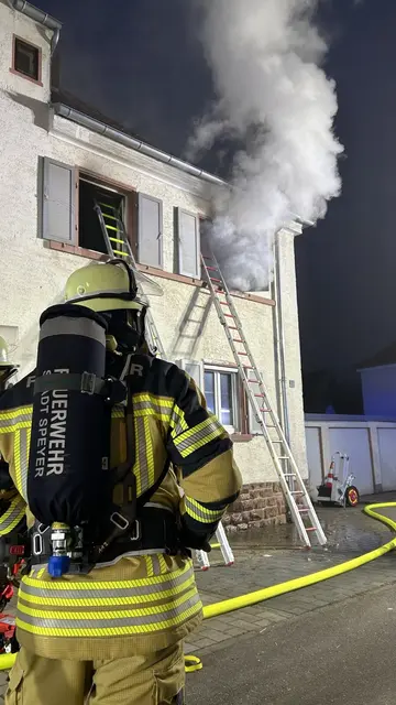 Die Feuerwehr Speyer rettete über die Leiter eine Person aus einer brennenden Wohnung | Foto: Brand- und Katastrophenschutz der Stadt Speyer