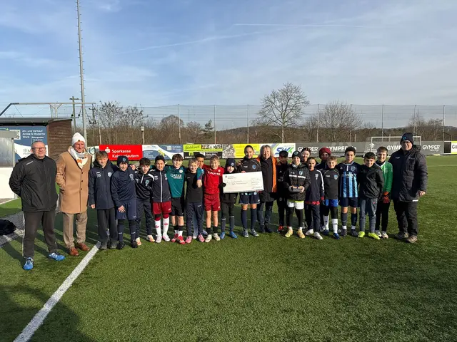 Die D1- und D2-Mannschaften des SFC Kaiserslautern übergeben 1000 Euro an die Tafel Kaiserslautern | Foto: SFC KL/gratis