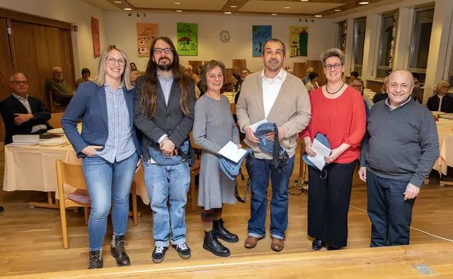 Günther Cossmann (rechts) und Jessica Hausknecht (links) vom CJD bedankten sich zum Abschied bei Susanne Wagner, Jochen Seegmüller, Steffi Scheller und Andreas Weinert (v.r.) für die gute Zusammenarbeit. | Foto: Stefan Layes